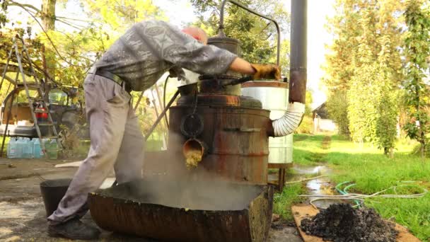 Adam Kullanılmış Meyve Suyundan Yapımı Içki Imalathanesi Kaçak Içki Brendi — Stok video