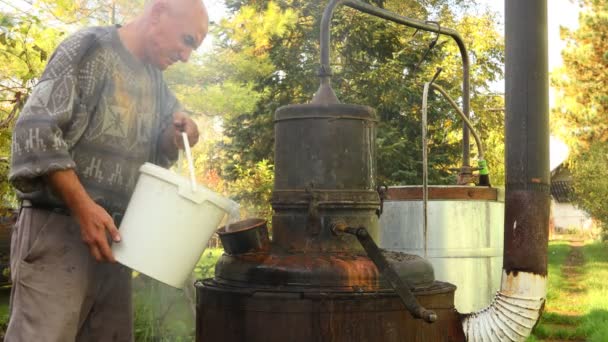 Homme Est Pour Schnaps Dans Chaudière Distillerie Maison Cuivre Faire — Video