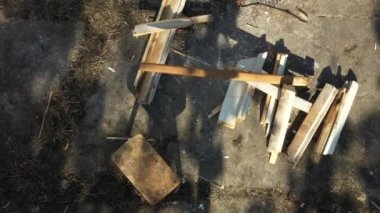 Yavaş yavaş eski ahşap pencere yığınının üzerinden el yapımı içki imalathanesinde ateş için baltayla kaçak içki ve alkollü içecekler yapmak için çekilen çekimler..