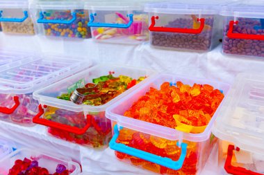 Bit pazarında satılık çeşitli renkli şeker ve tatlılar tepsilere konur..