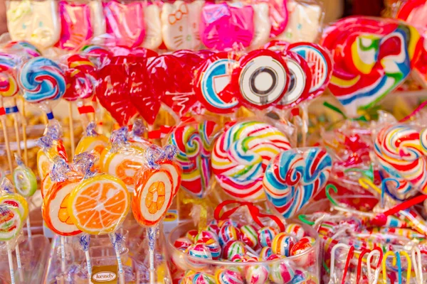 벼룩시장에서 수있는 색깔의 사탕과 사탕이 쟁반에 — 스톡 사진