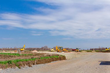 Peyzaj, makinelerle kentsel alana dönüşüyor, insanlar çalışıyor. İnşaat alanında görüntüle.