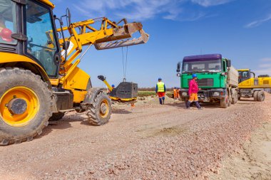 Kazı makinesi taşınıyor, inşaat alanının üzerinde ön kovası, titreşim plaka sıkıştırma makinesi, ulaşım....