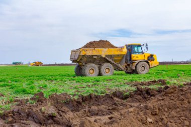 Çöp kamyonu inşaat alanında naklediliyor..