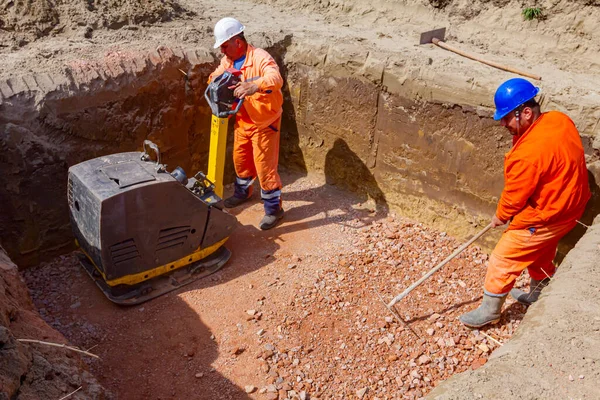 Lavoratori Compattano Ghiaia Utilizzando Macchina Compattatore Piastre Vibranti Rastrello Trincea — Foto Stock