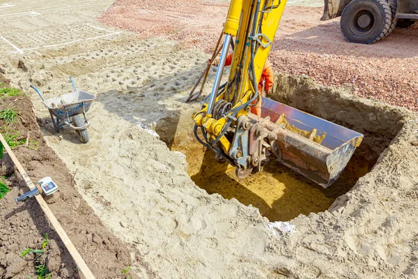 Lavoratore Saltato Fuori Dalla Trincea Quadratica Con Poco Aiuto Del — Foto Stock