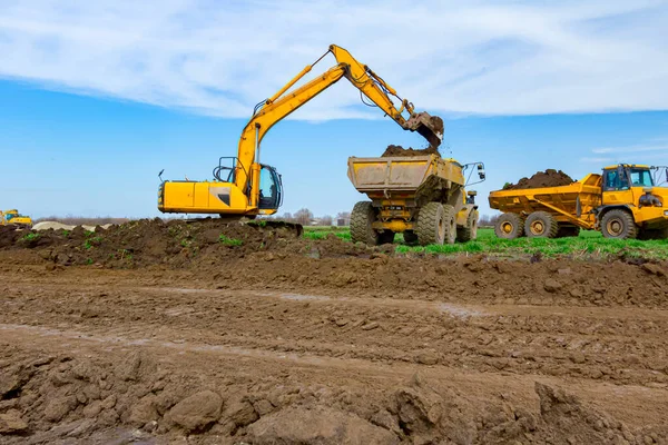 Gran Excavadora Está Llenando Camión Volquete Con Tierra Sitio Construcción — Foto de Stock