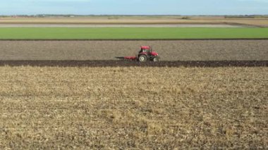Paralel takip traktörü tarlada toprağı sürerken Dolly hareketli çekim yapacak, toprağı gelecek sezon yeni ekinler için hazırlayacak..