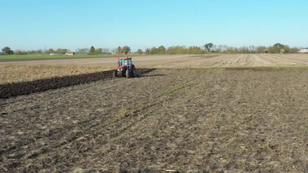 Niedrige Sichtweise Mit Dolly Move Schuss Des Traktors Beim Pflügen — Stockvideo