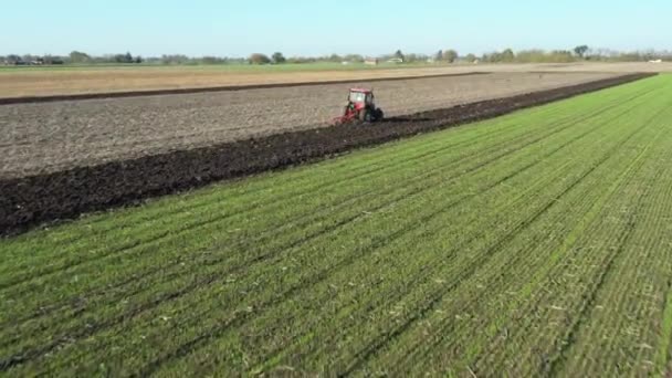 Låg Synplats Med Dolly Flytta Skott Traktor Som Plöjning Marken — Stockvideo