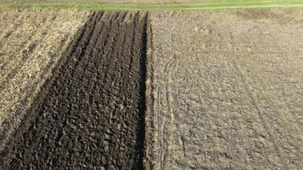 在空中俯瞰着像在耕地上犁地一样轻柔移动的拖拉机射击 为下一季播种新作物准备土壤 — 图库视频影像