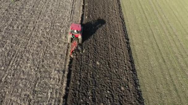 Bovenaanzicht Vanuit Lucht Dolly Bewegende Opname Van Trekker Als Ploegen — Stockvideo