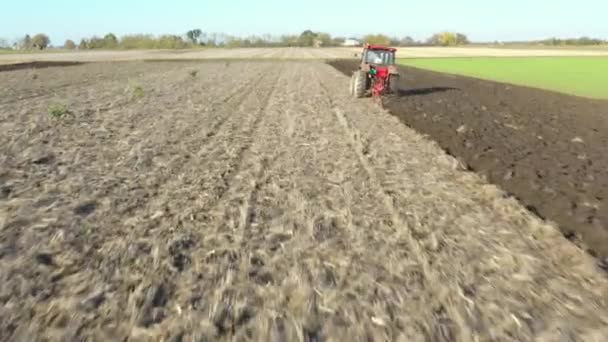 Låg Synplats Med Dolly Flytta Skott Traktor Som Plöjning Marken — Stockvideo