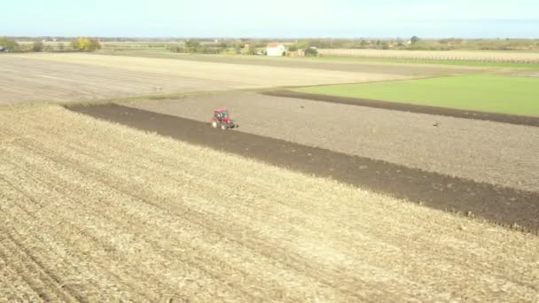 Gambar Orbit Dolly Bergerak Traktor Sebagai Pembajakan Tanah Lahan Pertanian — Stok Video