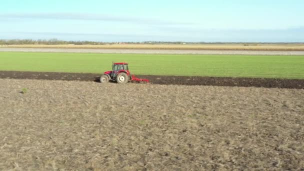 Dolly Mover Órbita Disparo Tractor Como Arar Suelo Campo Cultivo — Vídeos de Stock