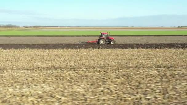 Dolly Mover Órbita Disparo Tractor Como Arar Suelo Campo Cultivo — Vídeos de Stock