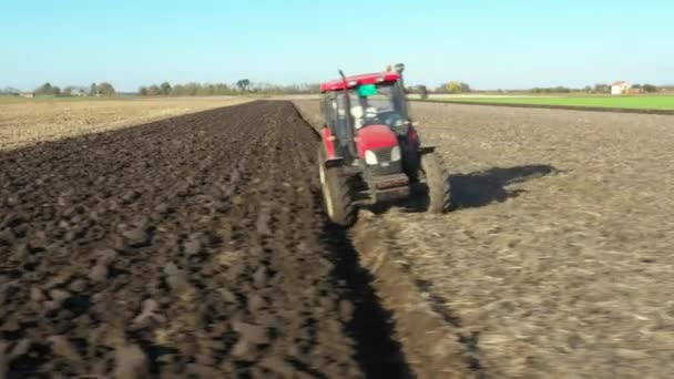 Dolly Bewegen Umlaufbahn Schuss Des Traktors Als Pflug Den Boden — Stockvideo