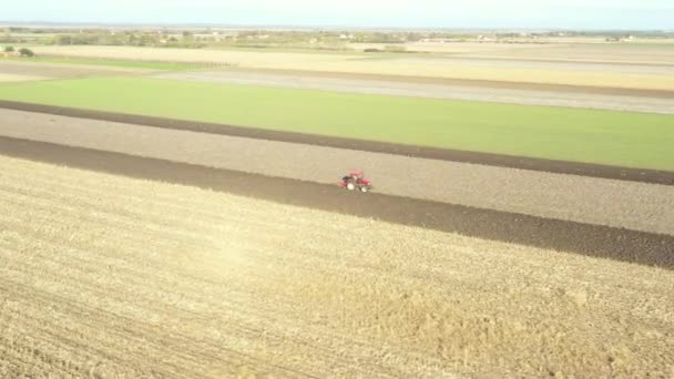 Dolly Bewegen Umlaufbahn Schuss Des Traktors Als Pflug Den Boden — Stockvideo