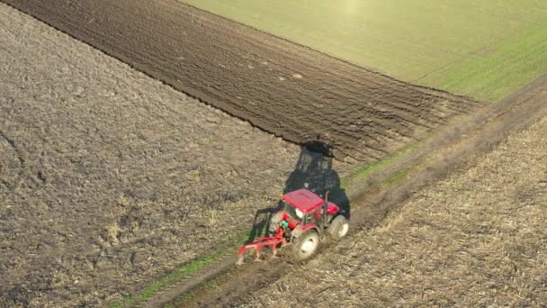 Bovenaanzicht Vanuit Lucht Dolly Bewegende Opname Van Trekker Als Ploegen — Stockvideo