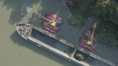 Yukarıdaki havadan bakıldığında, iki kazıcının derin tarama yaptıkları nehir, kanal, derinleştirme ve kirli bir su yolundaki çamur tortularını kaldırma üzerinde çalıştıkları görülüyor. 30fps DLog-M H.265 10 Bit Renkli