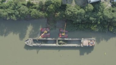 Yukarıdaki havadan bakıldığında, iki kazıcının derin tarama yaptıkları nehir, kanal, derinleştirme ve kirli bir su yolundaki çamur tortularını kaldırma üzerinde çalıştıkları görülüyor. 30fps DLog-M H.265 10 Bit Renkli