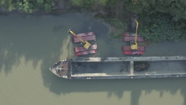 Bovenantenne Bovenaanzicht Twee Graafmachines Baggert Als Baggeren Werken Aan Rivier — Stockvideo