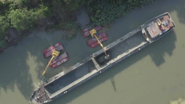 Luftaufnahme Von Oben Zwei Bagger Baggern Während Ihrer Baggerarbeiten Fluss — Stockvideo