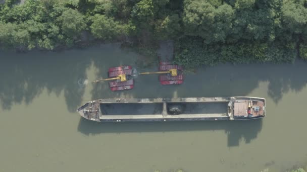 Luftaufnahme Von Oben Zwei Bagger Baggern Während Ihrer Baggerarbeiten Fluss — Stockvideo