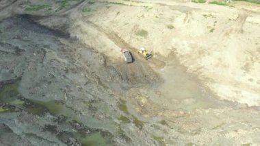Kamyon bahşişçisinin karavanının tozlu zemininde yükünü boşalttığını gördüm..