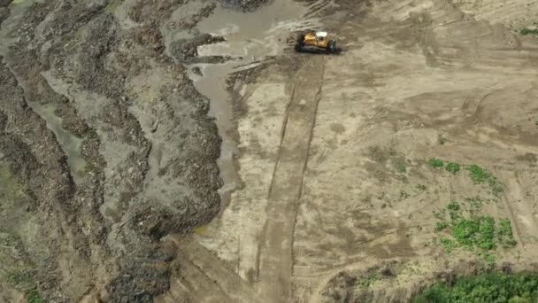 Déplacer Lentement Poupée Tirée Dessus Bulldozer Jusqu Que Pousse Sol — Video