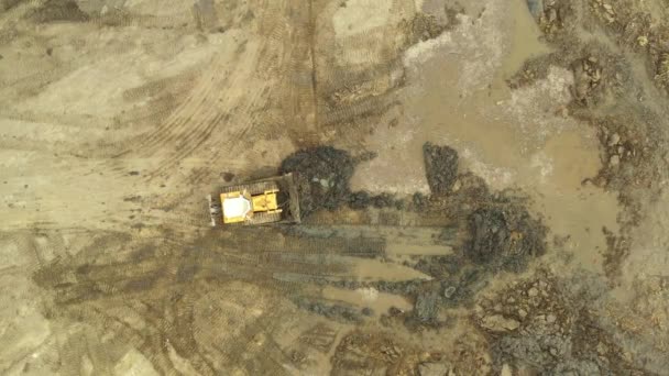 Sopra Bulldozer Vista Dall Alto Sta Spingendo Terreno Fangoso Livellamento — Video Stock