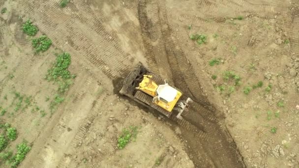 Boven Uitzicht Bulldozer Duwen Modderige Grond Nivelleren Staat Gelijk Aan — Stockvideo