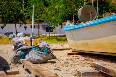 Balık ağı yığını, balıkçı tekneleri arasındaki kumlu sahilde..