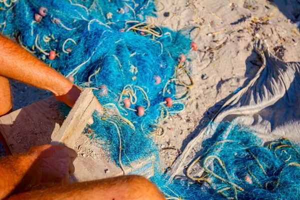 Een Visser Zit Een Stoel Aan Het Strand Maakt Visnetten — Stockfoto