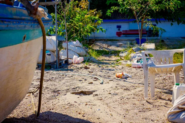 Renkli Küçük Kedi Kumsalda Uzanıyor Dinleniyor — Stok fotoğraf