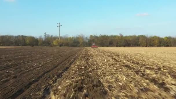 Niedrige Sicht Mit Dolly Move Schuss Des Traktors Als Zugmaschine — Stockvideo