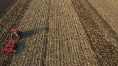 Çekme makinesi olarak çekilen traktörün dolly hareketli görüntüsü, tarlayı yıpratıyor, toprağı gelecek sezon ekime hazırlıyor..