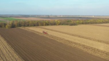 Çekme makinesi olarak çekilen çekici yörünge görüntüsü, tarlayı yıpratır, toprağı gelecek sezon ekime hazırlar..