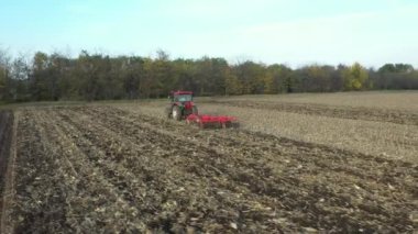 Çekme makinesi olarak çekilen çekici yörünge görüntüsü, tarlayı yıpratır, toprağı gelecek sezon ekime hazırlar..
