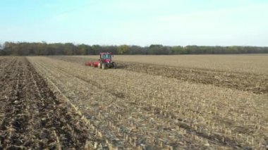 Çekme makinesi olarak çekilen çekici yörünge görüntüsü, tarlayı yıpratır, toprağı gelecek sezon ekime hazırlar..