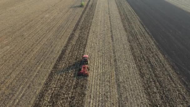 Çekme Makinesi Olarak Çekilen Traktörün Dolly Hareketli Görüntüsü Tarlayı Yıpratıyor — Stok video