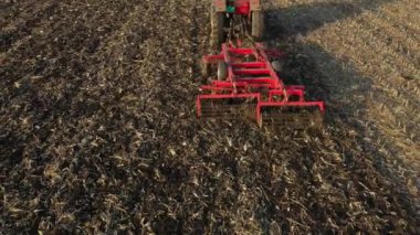 Traktörün görüş alanının üstünde, makineyi çekiyor, tarlayı yıpratıyor, toprağı gelecek sezon ekime hazırlıyor..