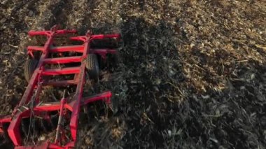 Çekme makinesi olarak çekilen traktörün dolly hareketli görüntüsü, tarlayı yıpratıyor, toprağı gelecek sezon ekime hazırlıyor..