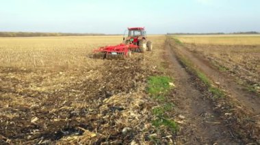 Dolly yörüngesinin üstünde, işçinin vuruşu tarımsal makine, disk harrow altındaki araçla çamuru temizliyor..