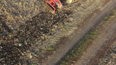 Yukarıdan bakıldığında, işçilerin vuruşu, tarım makinesi, disk harrow 'un altındaki çamuru temizliyor..