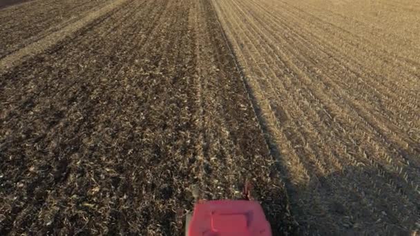 Boven Het Beeld Van Trekker Trekt Hij Machine Schrijnend Akkerland — Stockvideo