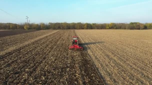 以牵引机 犁耕耕地 准备下一季播种新作物等方式 在轮式牵引机以上进行牵引射击 — 图库视频影像