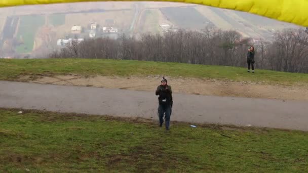 Awal Dari Paragliding Mulai Terbang Paraglider Berjalan Lereng Bukit Untuk — Stok Video
