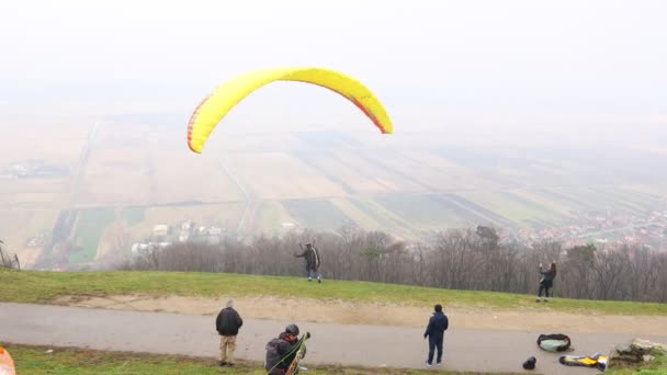 Beginning Paragliding Start Fly Paraglider Running Downhill Speed Takes Hillside — Stock Video