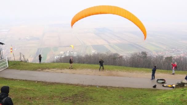 Inizio Del Parapendio Inizio Volare Parapendio Discesa Accelerare Decollare Dalla — Video Stock